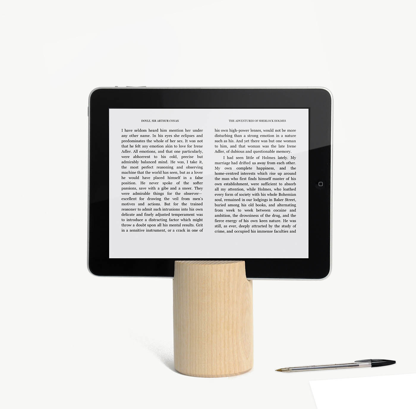 Au dessus de Base, les images s'animent comme les feuilles dans les cimes des arbres. Base est un support pour tablette tactile, ipad et tablettes android. Inspiré des pupitres, son caractère singulier est la rencontre d'un matériau naturel et d'un objet technologique.