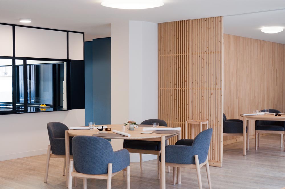 la conception du Restaurant Racine, une étoile au Michelin est la rencontre de Marine et Kazuyuki Tanaka avec le designer Jean-Charles Amey. A partir d'une direction artistique globale, le projet s'est étendu jusqu'à la réalisation du mobiliers, tables, chaises,fauteuils, dessert. Dans un style neo-zen la salle s'ouvre et dialogue avec le jardin aromates.