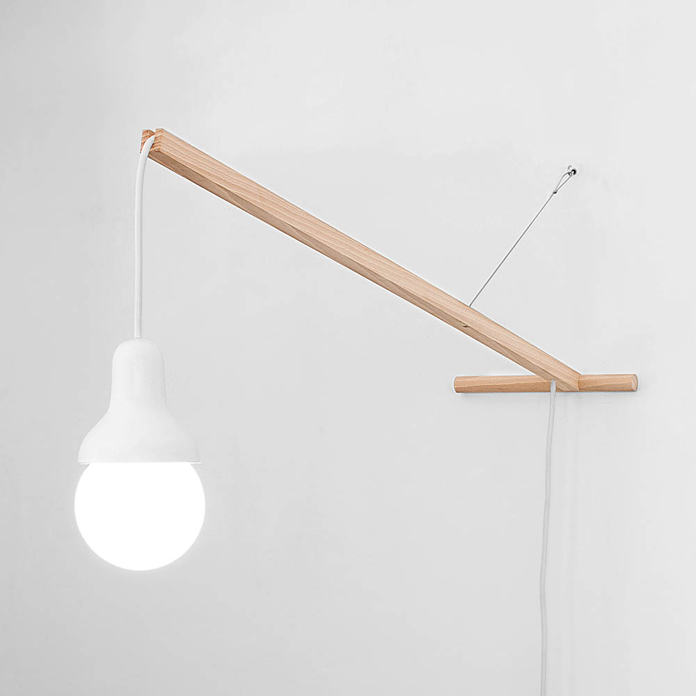 L’idée a été de concevoir un éclairage mobile qui puisse prendre place dans divers contextes. Il se déplace aisément de l’intérieur à l’extérieur le temps d’une soirée. Traveling light est une tentative de redéfinition d’un territoire plus étendu pour cette typologie de lampe. Le support mural est réduit à un crochet afin de faciliter la mobilité et de nouvelles installations de la lampe. Formé de métal repoussé, le dessin de la cloche s’est concentré sur l’autonomie et le caractère que l’ensemble dégage. Cette technique traditionnelle de mise en forme permet d’industrialiser une forme précise et qualitative et à un prix raisonnable. Autour de la pièce en bois usinée s’assemblent les différents éléments.