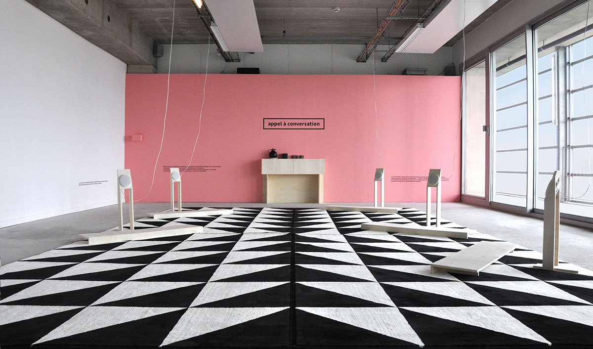 En 2015, le Frac Nord-Pas de Calais a sélectionné Jean-Charles Amey, designer à Reims et originaire du pays de Montbéliard, pour participer au programme de résidences croisées aiR Nord-Est à Dunkerque. Ce projet de résidence est d’explorer le quotidien à travers la conversation, le contact d’humain à humain, le sentiment de fraternité, la recherche de sa propre empathie, l’éphémère. Loin des grandes entreprises, des réseaux sociaux ou des objets connectés, l’objectif est de réveiller notre capacité à écouter et à penser ensemble. Le Frac Nord-Pas de Calais et Jean-Charles Amey ont invité les habitants du territoire. Une vingtaine de personnes ont conversé avec Jean-Charles Amey pendant une vingtaine de minutes parfois plus, à leur domicile, dans un bar, sur leur lieu de travail, sur le territoire de la Communauté urbaine de Dunkerque. Suite à un temps de réflexion du 11 au 15 mai 2015, puis de conversation du 25 mai au 5 juin 2015, nous vous proposons une restitution sous forme de capsules sonores, qui vous invite à écouter et à poursuivre les conversations.