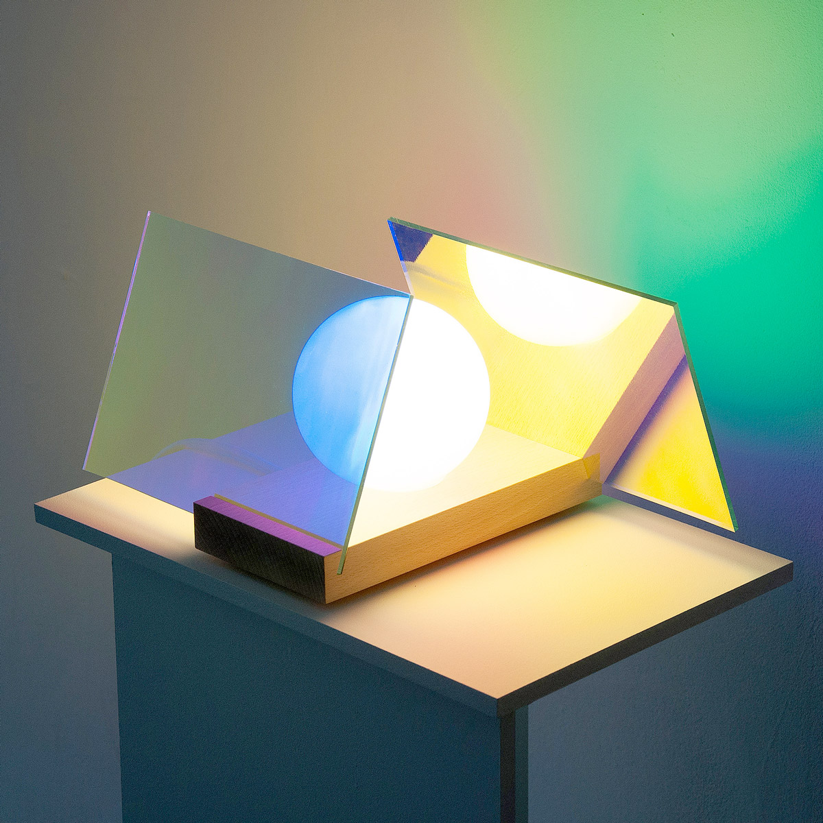 le prototype AO a été réalisé pour l'exposition OBJET LUMIÈRE. Il révèle l'intérieur d'un film dichroïc comme une lueur colorée. La réflexion optique de la lumière sur le film produit une couleur rouge ou dorée suivant le point de vue. Lorsque la lumière passe à travers, d'autres couleurs apparaissent. Sur un mur, elles se mélangent, couleurs réfractées et reflétées.Curated by Atelier BL119. 6 Dec. 2013 - 14 Feb. 2014 / OBJET LUMIÈRE at Galerie Tator in Lyon, France. L'exposition Objet Lumière est une réflexion-action menée en collaboration avec le designer Ferréol Babin.