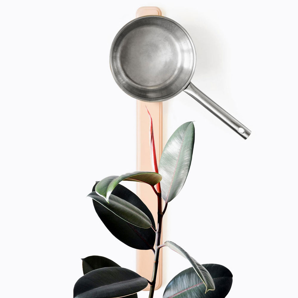 Ph1 est un objet de recherche dans le contexte de la cuisine et du rangement. Il s'agit d'une tentative d'ordonner verticalement des casseroles, habituellement cachées. C'est aussi le rappel des cuivres de nos grands-mères alors que la tenue verticale est produit par un système d'aimants justement sélectionnés.